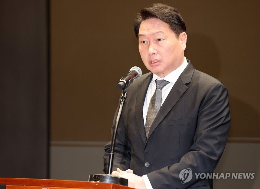 최태원 회장, 대국민 사과
(서울=연합뉴스) 서명곤 기자 = 최태원 SK그룹 회장이 7일 서울 중구 SKT타워에서 열린 유심 정보 유출 관련 일일 브리핑에 참석, SK텔레콤에서 일어난 해킹 피해에 대해 대국민 사과를