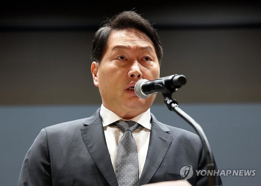 최태원 &quot;SKT 해킹사태 뼈아프게 반성&quot; (서울=연합뉴스) 서명곤 기자 = 최태원 SK그룹 회장이 7일 서울 중구 SKT타워에서 열린 유심 정보 유출 관련 일일 브리핑에 참석, SK텔레콤에서 일어난 해킹 피해에 대해