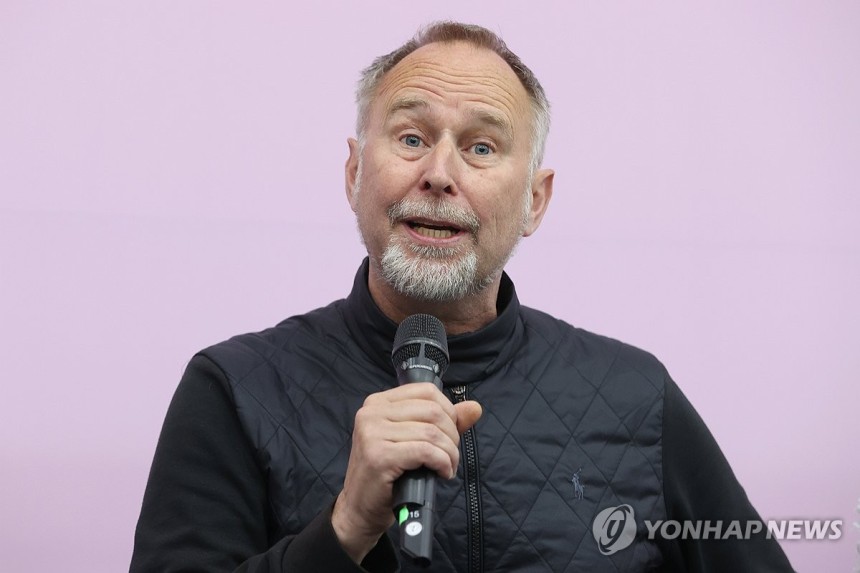 현대 유럽 무용계 이끄는 요한 잉거 (서울=연합뉴스) 강민지 기자 = 안무가 요한 잉거가 7일 오전 서울 종로구 세종문화회관에서 열린 서울시발레단 '워킹 매드 & 블리스' 기자간담회에서 취재진의 질문에 답하고 있다.