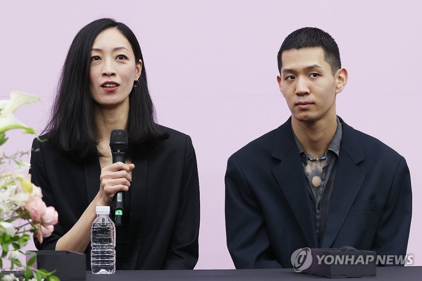 인사말하는 이상은 (서울=연합뉴스) 강민지 기자 = 이상은 무용수가 7일 오전 서울 종로구 세종문화회관에서 열린 서울시발레단 '워킹 매드 & 블리스' 기자간담회에서 인사말을 하고 있다.오른쪽은 이정우 무용수.2