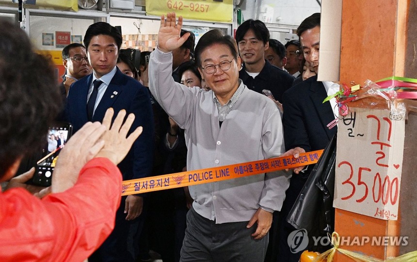 임실군 방문한 이재명 후보
(임실=연합뉴스) 류영석 기자 = 더불어민주당 이재명 대선 후보가 '골목골목 경청투어:국토종주편'에 나선 7일 전북 임실군 임실시장에서 시민 및 지지자들에게 인사를 하고 있다. 2025.5