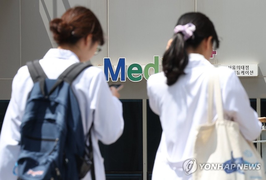 '의대생 복귀 가능성은?' (서울=연합뉴스) 김성민 기자 = 대다수 의대가 지난달 말 유급 데드라인을 지나며 7일까지 구체적인 처분 현황과 향후 계획을 보고할 예정이다.사진은 이날 오전 서울 시내 한 의과대