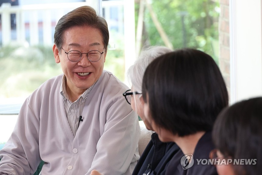 간담회 하는 이재명 후보
(전주=연합뉴스) 류영석 기자 = 더불어민주당 이재명 대선 후보가 '골목골목 경청투어:국토종주편'에 나선 7일 전북 전주시 완산구의 한 카페에서 열린 K-콘텐츠 산업 진흥 간담회에 참석해 발