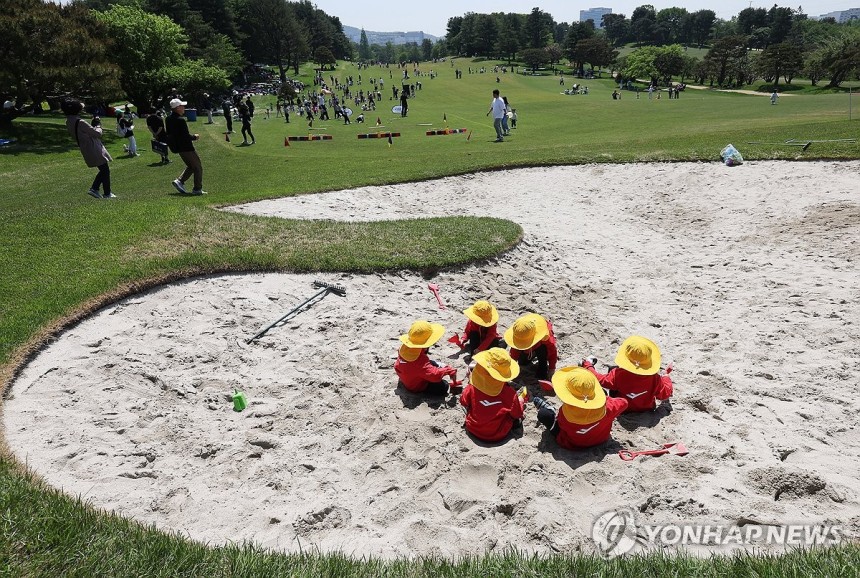 모래놀이터로 변신한 골프장 벙커 (군포=연합뉴스) 홍기원 기자 = 7일 경기도 군포시 안양컨트리클럽에서 열린 시민 무료 개방 행사에서 어린이들이 벙커에서 모래놀이를 하고 있다.2025.5.7 xanadu@yna.c