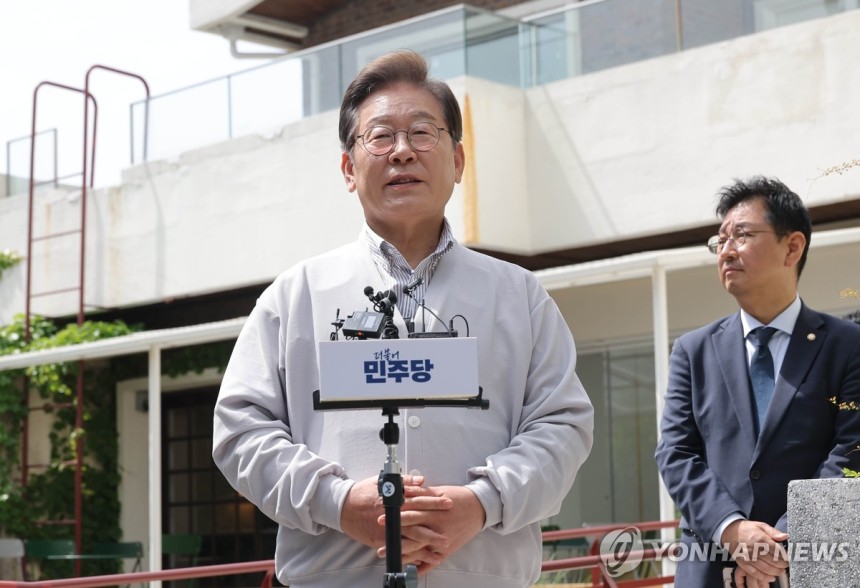 취재진에 발언하는 이재명 후보
(전주=연합뉴스) 류영석 기자 = 더불어민주당 이재명 대선 후보가 '골목골목 경청투어:국토종주편'에 나선 7일 전북 전주시 완산구의 한 카페에서 'K-콘텐츠' 산업 진흥 간담회를 마친 