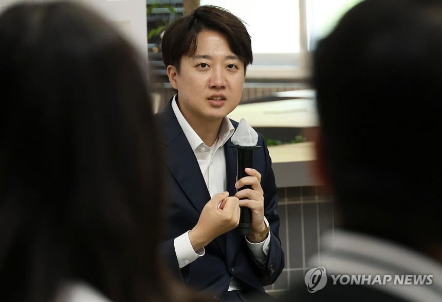 카이스트 학생들 만난 이준석 대선후보 (대전=연합뉴스) 강수환 기자 = 개혁신당 이준석 대선후보가 7일 오후 대전 유성구 한국과학기술원(KAIST)에서 재학생들과 '2030 현장 청취' 간담회를 진행하고 있다.20