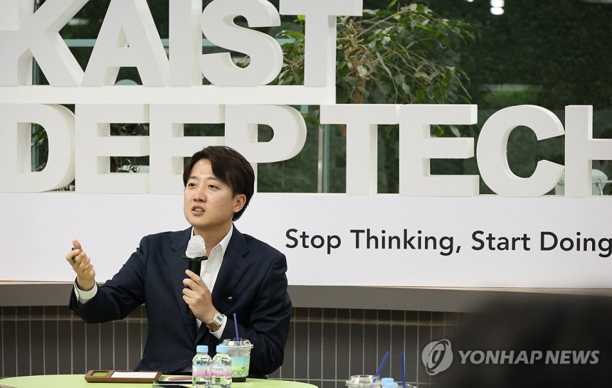 카이스트 찾은 이준석 대선후보 (대전=연합뉴스) 강수환 기자 = 개혁신당 이준석 대선후보가 7일 오후 대전 유성구 한국과학기술원(KAIST)에서 재학생들과 '2030 현장 청취' 간담회를 진행하고 있다.2025.5