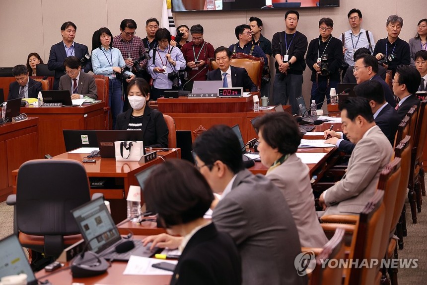 법제사법위원회 전체회의
(서울=연합뉴스) 박동주 기자 = 7일 서울 여의도 국회에서 법제사법위원회 전체회의가 열리고 있다. 2025.5.7 pdj6635@yna.co.kr