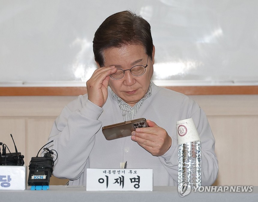 휴대전화 보는 이재명 후보
(익산=연합뉴스) 류영석 기자 = 더불어민주당 이재명 대선 후보가 7일 전북 익산시 대한노인회 익산시지회에서 열린 노인회 간담회에서 잠시 휴대 전화를 확인하고 있다. 2025.5.7 ond