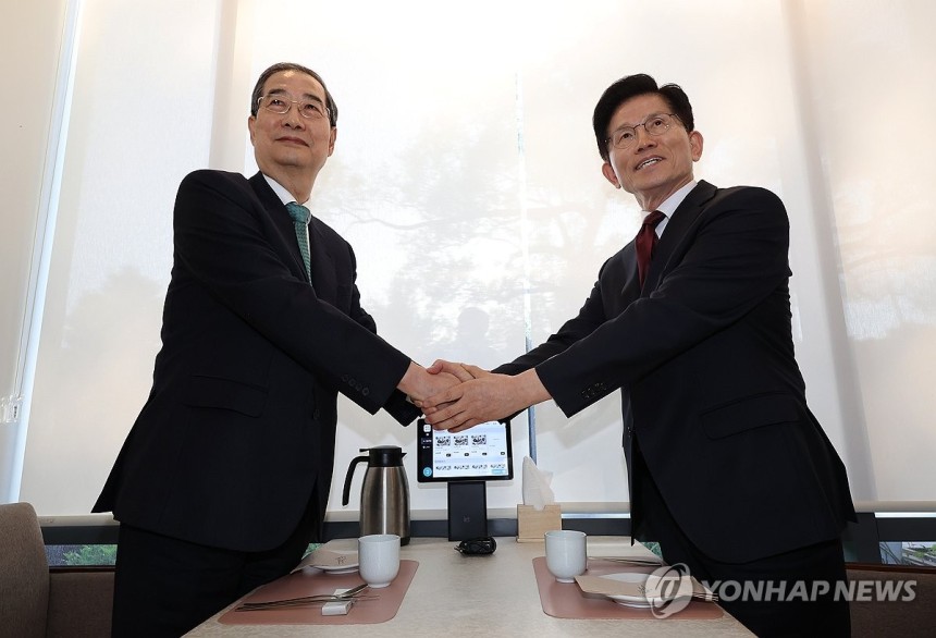 김문수-한덕수 대선 단일화 위한 회동
(서울=연합뉴스) 황광모 기자 = 국민의힘 김문수 대선후보와 무소속 한덕수 대선 예비후보가 7일 서울 종로구의 한 식당에서 후보 단일화 관련 회동을 하기 전 악수하고 있다. 20