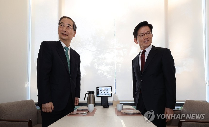 김문수-한덕수 대선 단일화 위한 회동
(서울=연합뉴스) 황광모 기자 = 국민의힘 김문수 대선후보와 무소속 한덕수 대선 예비후보가 7일 서울 종로구의 한 식당에서 후보 단일화 관련 회동을 하고 있다. 2025.5.7 