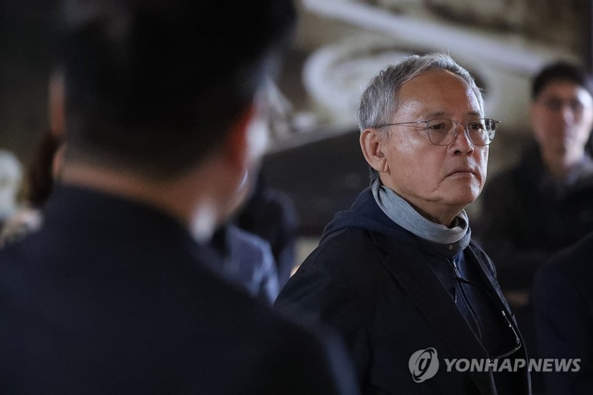 문화도시 사업 계획 듣는 유인촌 장관 (속초=연합뉴스) 류호준 기자 = 7일 오후 강원 속초시 청호동 수산물공동할복장을 방문한 유인촌 문화체육관광부 장관이 문화도시 사업 계획을 듣고 있다.2025.5.7 ryu@y