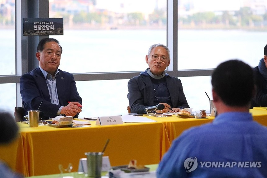 대한민국 문화도시 속초 간담회 (속초=연합뉴스) 류호준 기자 = 7일 오후 강원 속초시 교동 한 카페에서 열린 '대한민국 문화 도시 속초 간담회'에서 유인촌 문화체육관광부 장관(오른쪽)과 이병선 속초시장이 속초지역 