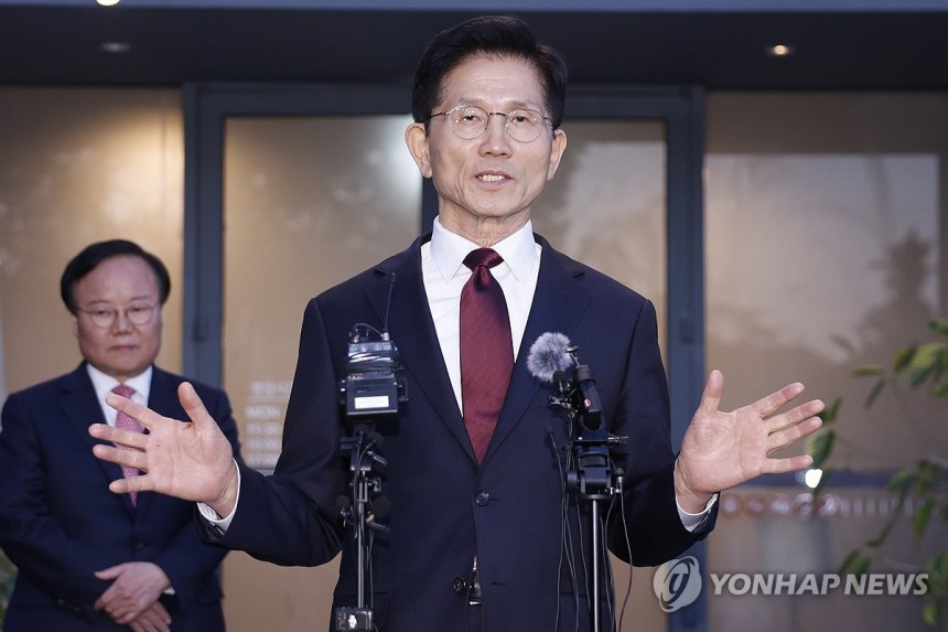 '단일화 담판' 결렬 뒤 브리핑하는 김문수 후보
(서울=연합뉴스) 황광모 기자 = 국민의힘 김문수 대선 후보가 7일 서울 종로구의 한 식당에서 무소속 한덕수 대선 예비후보와 후보 단일화 관련 회동을 마친 뒤 브리핑을