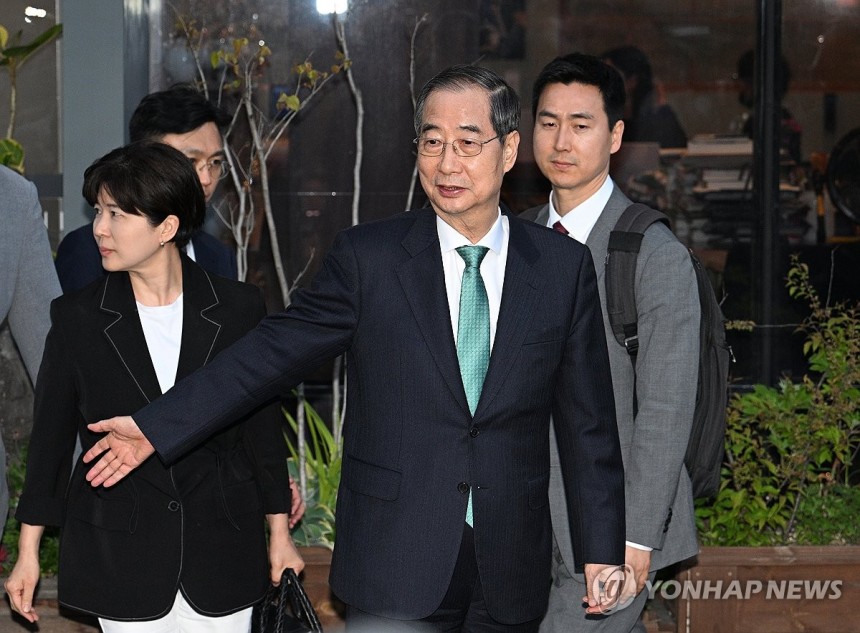 회담장 떠나는 한덕수
(서울=연합뉴스) 황광모 기자 = 무소속 한덕수 대선 예비후보가 7일 서울 종로구의 한 식당에서 국민의힘 김문수 대선 후보와 후보 단일화 관련 회동을 마친 뒤 떠나고 있다. 
    국민의힘 김