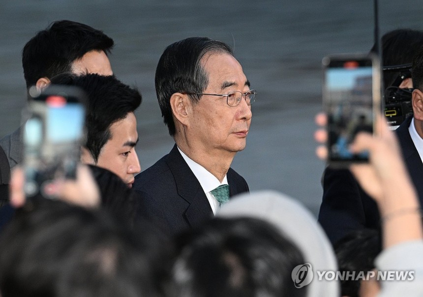회담장 떠나는 한덕수
(서울=연합뉴스) 황광모 기자 = 무소속 한덕수 대선 예비후보가 7일 서울 종로구의 한 식당에서 국민의힘 김문수 대선 후보와 후보 단일화 관련 회동을 마친 뒤 떠나고 있다. 
    국민의힘 김