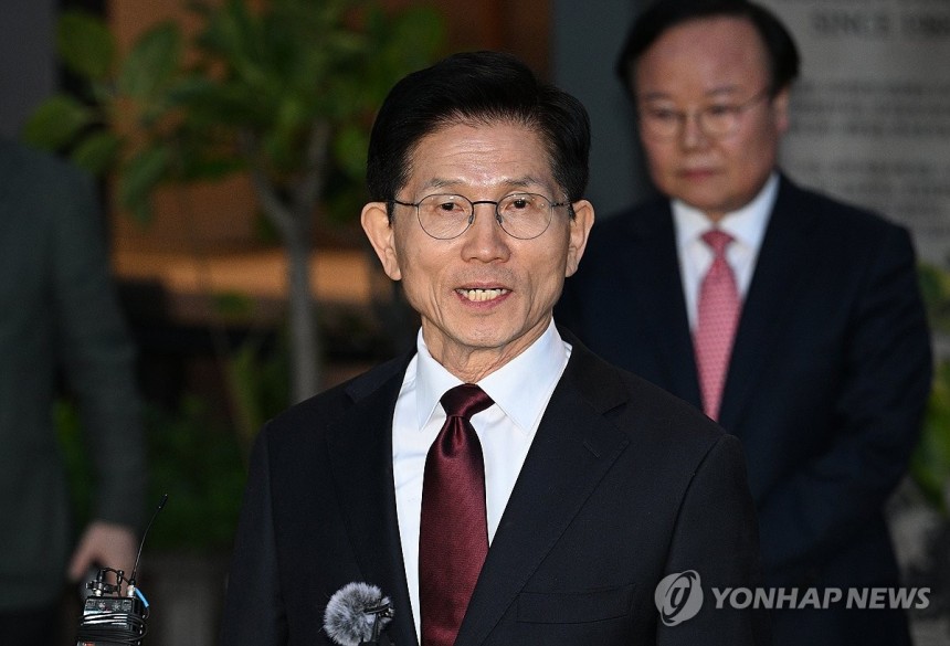 김문수-한덕수, '단일화 담판' 결렬
(서울=연합뉴스) 황광모 기자 = 국민의힘 김문수 대선 후보가 7일 서울 종로구의 한 식당에서 무소속 한덕수 대선 예비후보와 후보 단일화 관련 회동을 마친 뒤 브리핑을 하고 있다