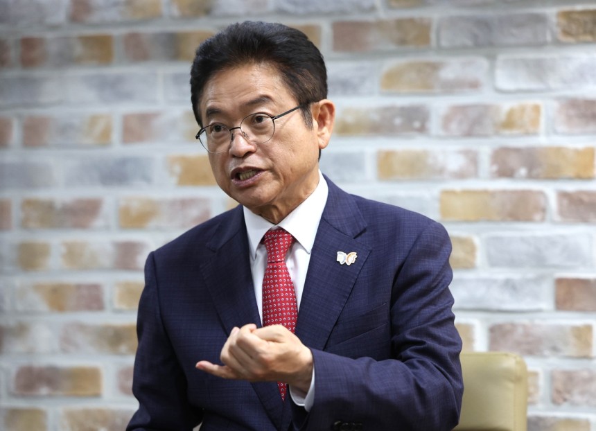 연합뉴스와 인터뷰하는 이철우 경북지사
    (서울=연합뉴스) 이지은 기자 = 이철우 경북도지사가 7일 서울 종로구 연합뉴스 사옥에서 2025 아시아태평양경제협력체(APEC) 정상회의와 관련해 연합뉴스와 인터뷰를 하