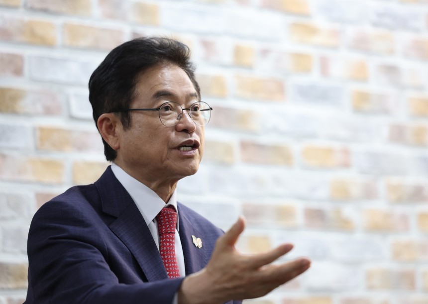 연합뉴스와 인터뷰하는 이철우 경북지사
    (서울=연합뉴스) 이지은 기자 = 이철우 경북도지사가 7일 서울 종로구 연합뉴스 사옥에서 2025 아시아태평양경제협력체(APEC) 정상회의와 관련해 연합뉴스와 인터뷰를 하