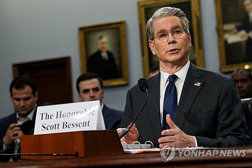 미 의회서 증언하는 베선트 재무장관 [EPA 연합뉴스 자료사진.재판매 및 DB 금지]
