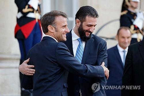 엘리제궁 방문한 시리아 대통령
(파리 AFP=연합뉴스) 아메드 알샤라 시리아 과도정부 대통령이 7일(현지시간) 취임 후 처음으로 유럽을 방문해 에마뉘엘 마크롱 프랑스 대통령과 회담했다. 2025.05.07.