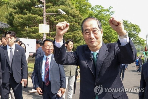 지지자들에게 인사하는 한덕수
    (구미=연합뉴스) 윤관식 기자 = 무소속 한덕수 대선 예비후보가 8일 경북 구미시 박정희 전 대통령 생가를 방문, 지지자들에게 두 손을 들어 인사하고 있다. 2025.5.8
   