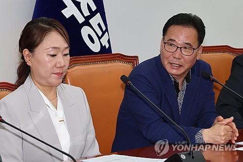 홍준표 '불법 여론조사 의혹' 수사 촉구하는 김태열(오른쪽) 미래한국연구소 전 소 [연합뉴스 자료사진.재판매 및 DB 금지]
