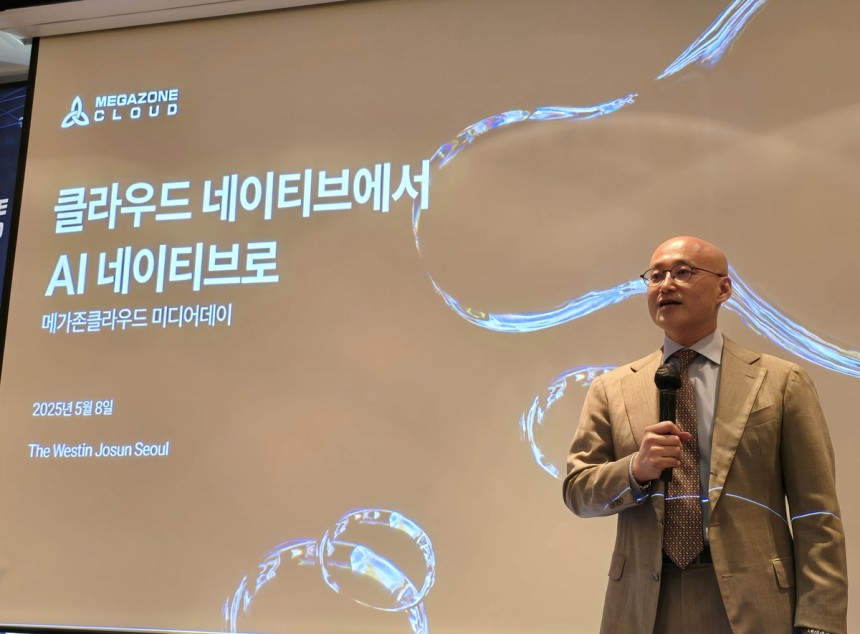 AI 사업 전략 소개하는 염동훈 메가존클라우드 대표 (서울=연합뉴스) 김주환 기자 = 염동훈 메가존클라우드 대표가 8일 서울 중구 웨스틴조선 호텔에서 열린 기자 간담회 자리에서 발언하고 있다.2025.5.8