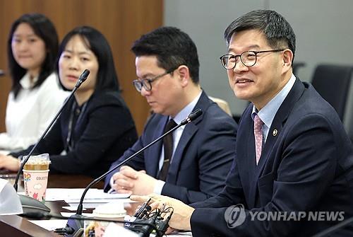 발언하는 이기일 1차관 (서울=연합뉴스) 이기일 보건복지부 1차관이 3월 7일 서울 중구 서울스퀘어에서 비혼 동거·출산에 대한 정책 현황 점검 및 개선방향 모색을 위해 열린 전문가 및 정책수요자 간담회에서 발언하고 