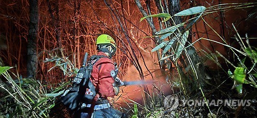 산청산불 야간 진화 [연합뉴스 자료사진]