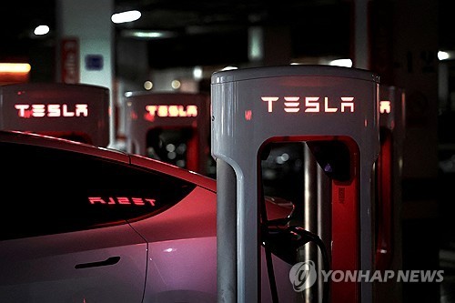 충전 중인 테슬라 전기차 [로이터 연합뉴스 자료사진.재판매 및 DB 금지]
