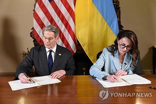 광물 협정 서명하는 미-우크라 재무 장관들 [로이터 연합뉴스 자료사진.재판매 및 DB 금지]