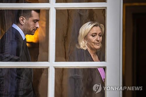 조르당 바르델라 RN 대표와 마린 르펜 의원 [EPA 연합뉴스 자료사진.재판매 및 DB 금지]