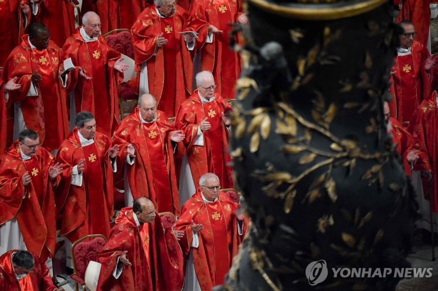성 베드로 대성전에 모인 추기경들 VATICAN MEDIA / AFP 연합뉴스.재판매 및 DB 금지]
