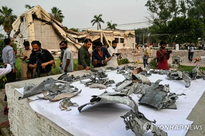 인도·파키스탄 무력 충돌
(무리드케[파키스칸 펀자브주] AFP=연합뉴스) 7일 파키스탄 펀자브주 무리드케의 정부 건물에서 사람들이 인도가 발사한 미사일 잔해를 살펴보고 있다.
2025.5.8. photo@yna.co