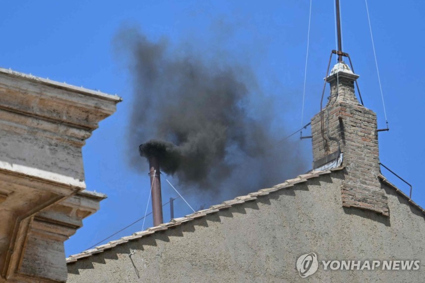콘클라베 둘째날 오전투표서 교황 선출 불발 (바티칸 AFP=연합뉴스) 콘클라베(추기경단 비밀회의) 둘째날인 8일(현지시간) 오전 투표에서 교황이 선출되지 못했다.사진은 교황이 선출되지 않았음을 알리는 검은 연기가 