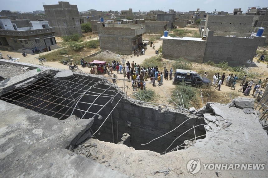 인도·파키스탄 무력 충돌
(카라치 AP=연합뉴스) 8일 파키스탄 카라치의 한 건물 지붕이 인도 드론 공격으로 추정되는 충격으로 인해 큰 구멍이 생긴 모습. 2025.5.8. photo@yna.co.kr