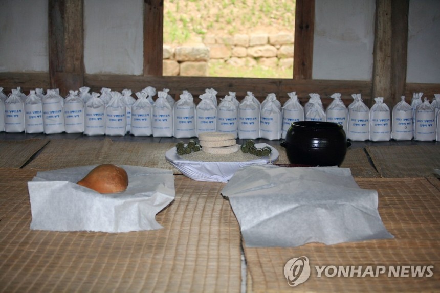 강릉단오제 신주미 봉정 [연합뉴스 자료사진]