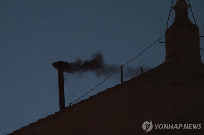바티칸 굴뚝에 '검은 연기'…<b>콘클라베</b> 첫날 <b>교황 선출</b> 불발