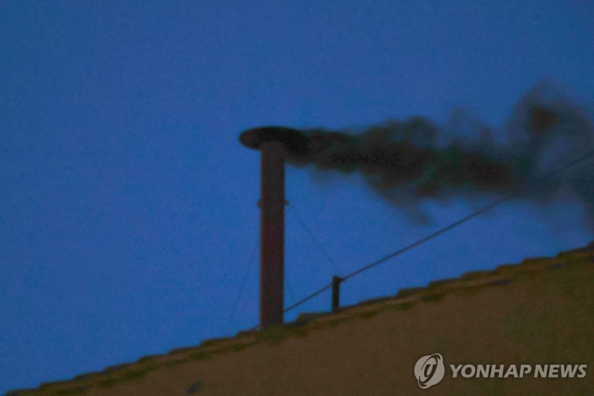 시스티나 대성당 위 굴뚝의 검은연기 (바티칸 로이터=연합뉴스) 7일(현지시간) 바티칸 시스티나 성당 위에 설치된 굴뚝에서 검은 연기가 나오고 있다.2025.5.7  