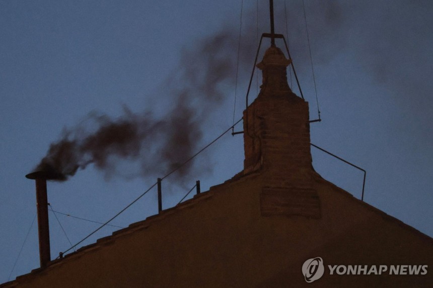7일(현지시간) 바티칸 시스티나 성당 굴뚝에서 검은 연기 피어오르는 모습 [로이터 연합뉴스.재판매 및 DB 금지]
