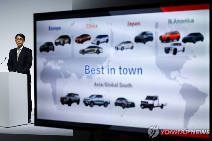 2025회계연도 전망치 발표하는 도요타자동차 사장 (도쿄 로이터=연합뉴스) 사토 고지 도요타자동차 사장이 8일 도쿄에서 기자회견을 열어 2025회계연도 매출,영업이익 전망치 등을 발표하고 있다.