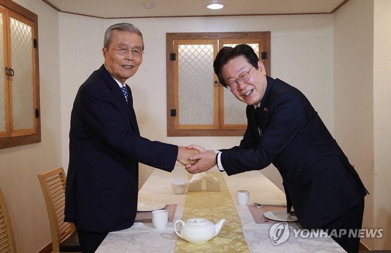 <b>이재명</b>, <b>김종인</b>과 오찬 <b>회동</b>…외연확장 행보 주목