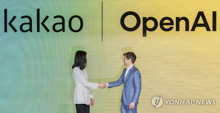 악수하는 정신아 카카오 대표와 오픈AI 샘 올트먼 CEO [연합뉴스 자료 사진.재판매 및 DB 금지]