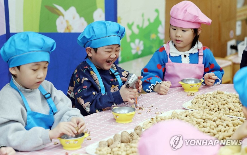 정월대보름 맞아 부럼 깨기 (광주=연합뉴스) 정월대보름을 하루 앞둔 11일 광주 북구청어린이집에서 아이들이 땅콩,호두 등 부럼 깨기를 하고 있다.2025.2.11 [광주 북구 제공.재판매 및 DB 금지] in@