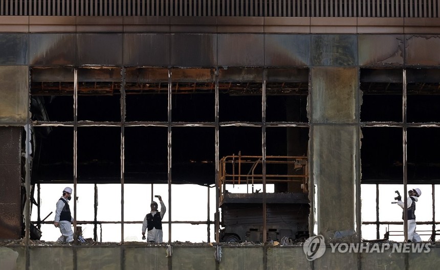 '부산 반얀트리 호텔 공사장 화재 원인을 찾아라' (부산=연합뉴스) 김재홍 기자 = 16일 오전 부산 기장군 오시리아 관광단지 오랑대공원 인근의 '반얀트리 해운대 부산' 공사 현장에서 화재 원인 규명을 위한 합동감식