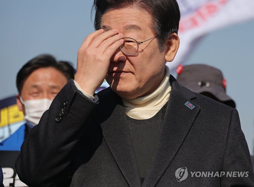 방탄복 착용한 채 도보행진 나선 이재명 대표
[연합뉴스 자료사진]