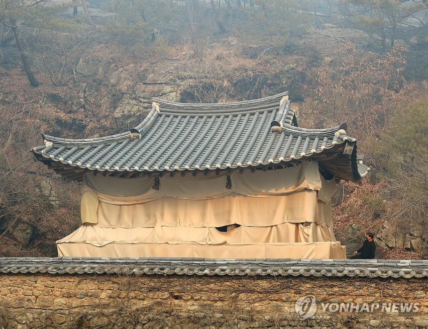 방염포 덕분에 소실 피한 안동 만휴정 (안동=연합뉴스) 손형주 기자 = 26일 오전 경북 안동시 길안면 만휴정에 방염포가 덮여 있다.2025.3.26 