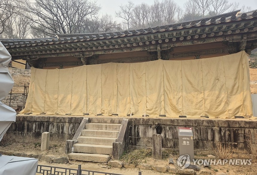 방염포 덮인 국보 15호 극락전 (안동=연합뉴스) 26일 경북 안동시 봉정사에 있는 극락전(국보 15호)에 방염포가 덮여 있다.2025.3.26 [독자제공.재판매 및 DB금지] 