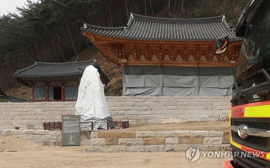 덕산사 삼층석탑 방염포 (산청=연합뉴스) 김동민 기자 = 28일 오후 경남 산청군 덕산사(옛 내원사) 내 삼층석탑에 화재 예방을 위한 방염포가 덮여 있다.오른쪽은 비상 상황을 대기하는 소방차.2025.3.28 i
